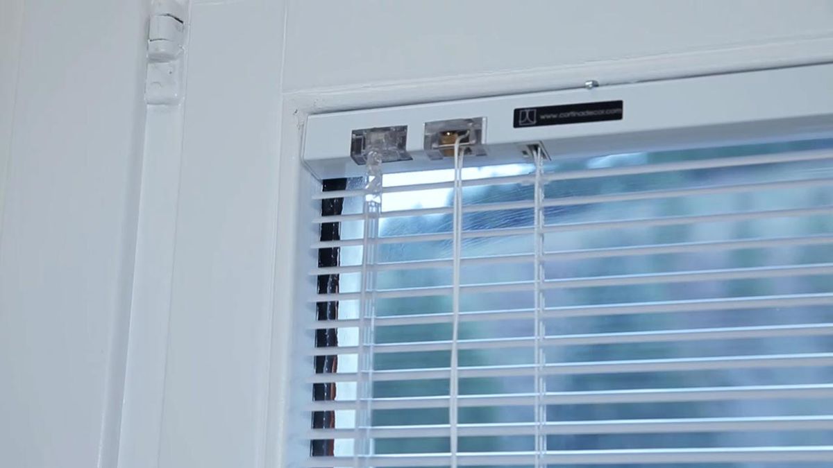 Colocar veneciana en ventana oscilobatiente paso 6