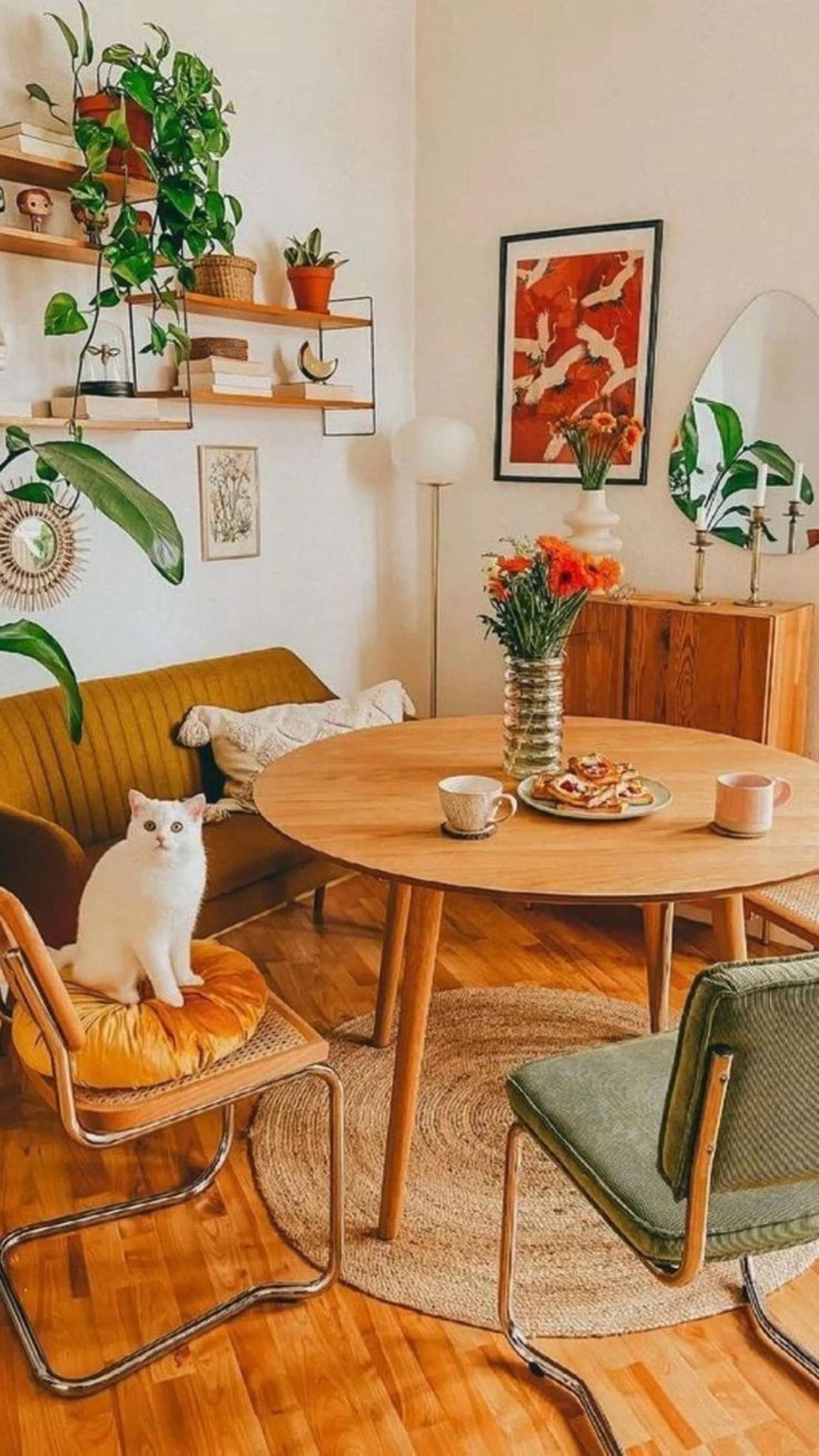 Comedor decorado con cuadros en la pared.