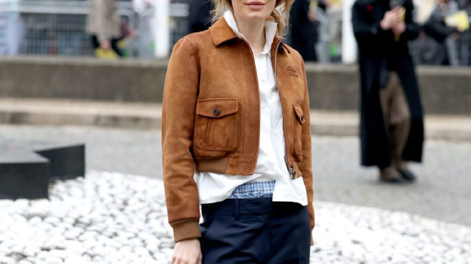 Camille Rowe con boxers a la vista en el desfile de Miu Miu en París