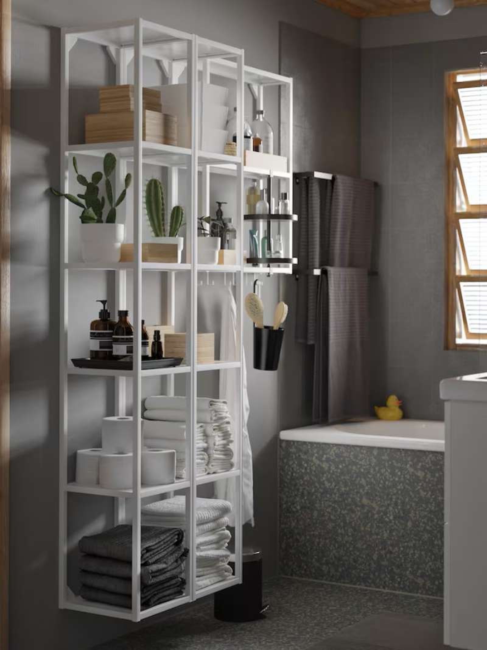 Baño de estilo nórdico con estantería blanca de pared.