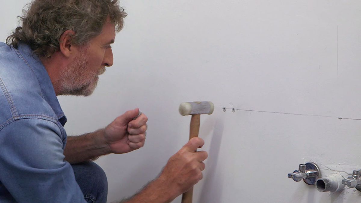 Cómo instalar un mueble de baño suspendido paso 2