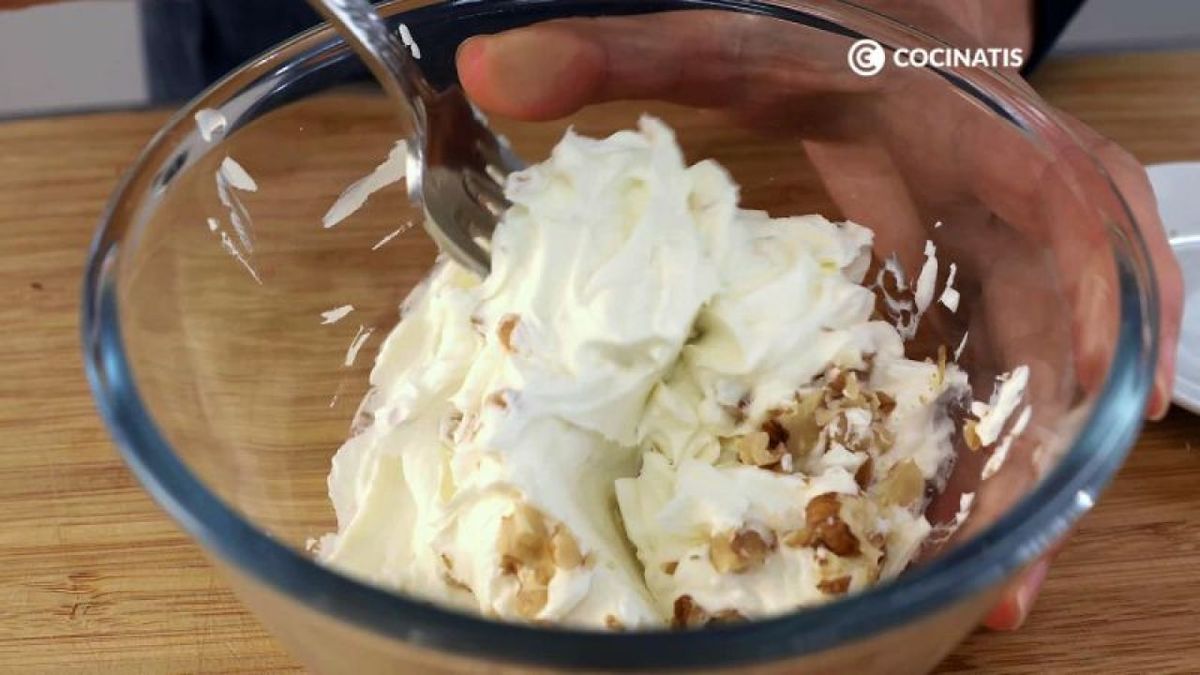 Mezclamos el queso crema y las nueces