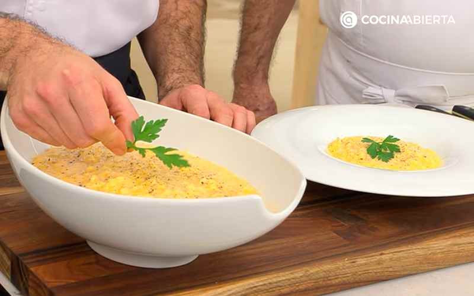 Decora el arroz con calabaza con una hoja de perejil