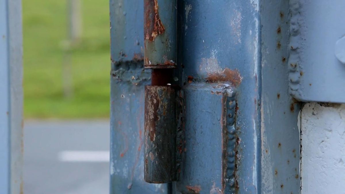 Cómo lubricar un pernio paso 5