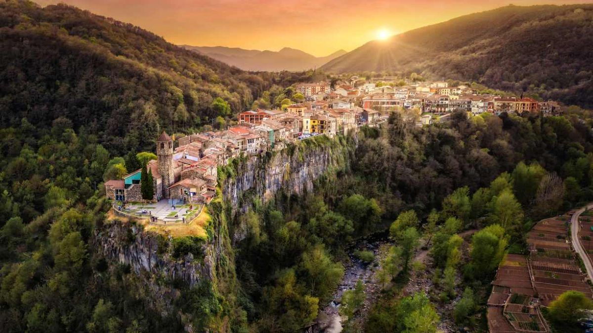 Es uno de los pueblos más pequeños y pintorescos de España