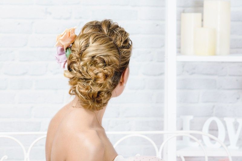 Un moño rizado puede encajarte para una gala e incluso para un recogido de novia
