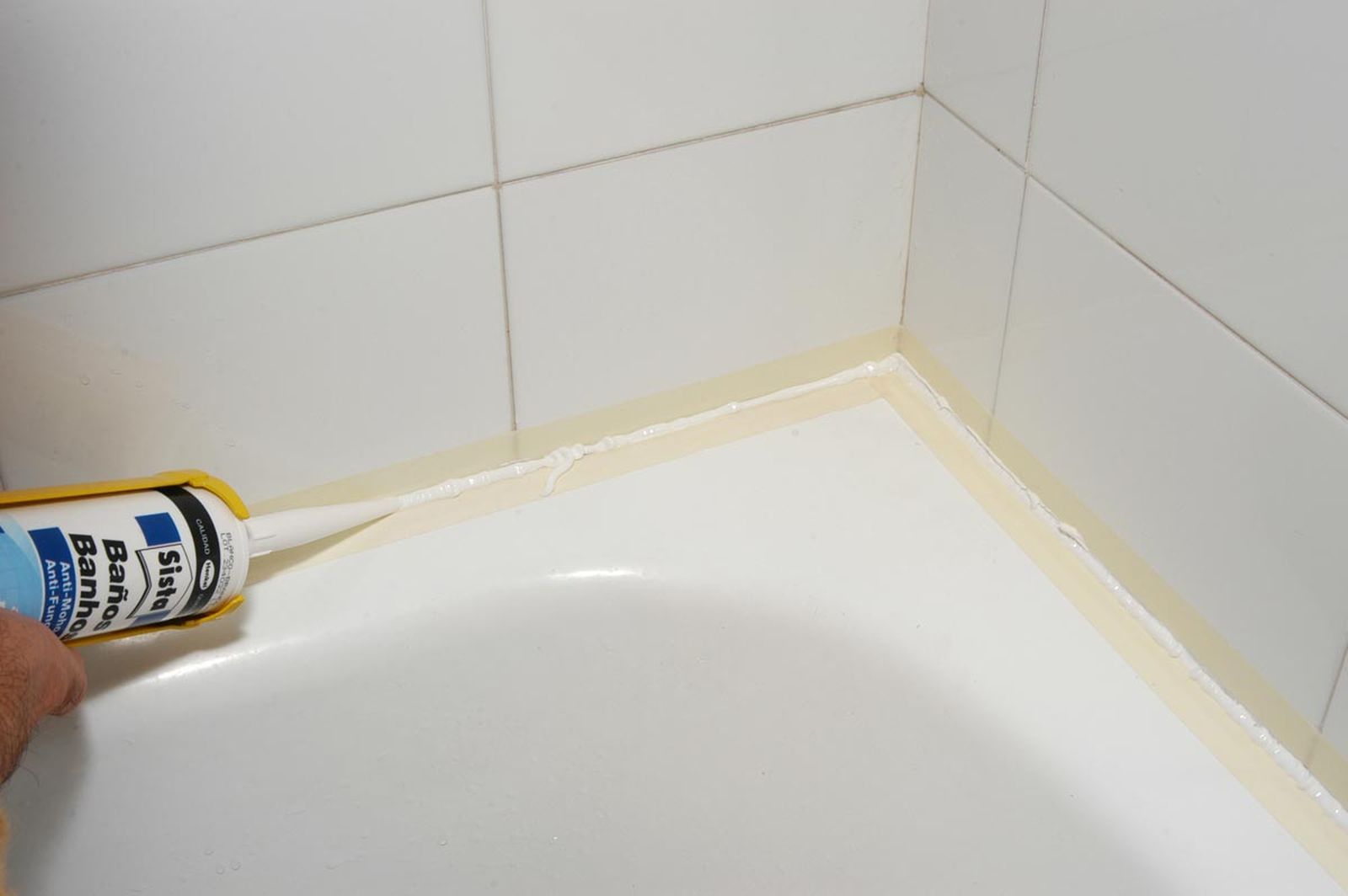 Eliminar y cambiar la silicona de una bañera paso 6