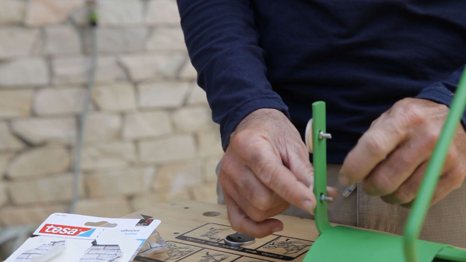 Cómo colocar un tornillo adhesivo paso 2
