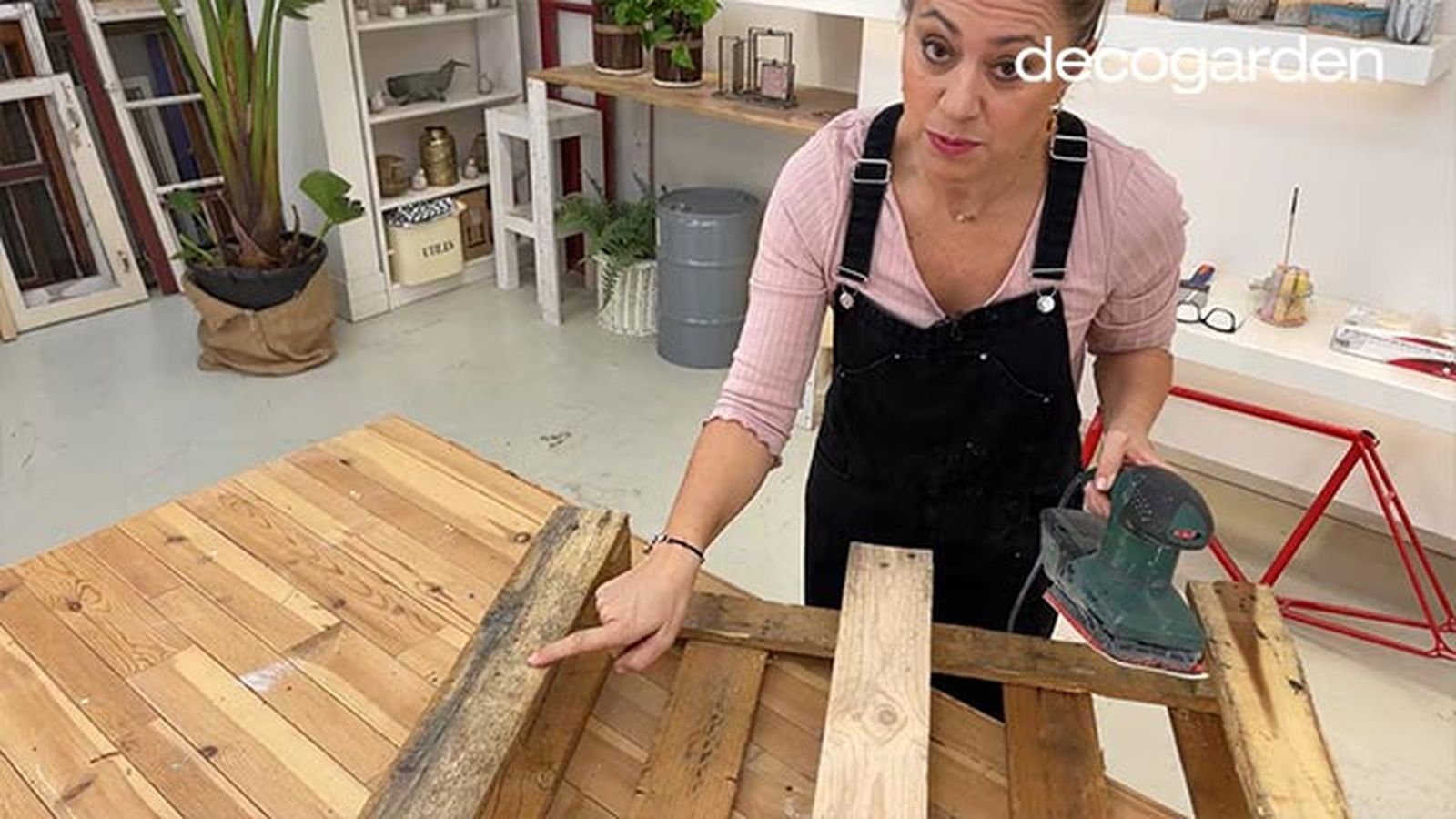 como hacer una estanteria para el cafe con un pale paso 4