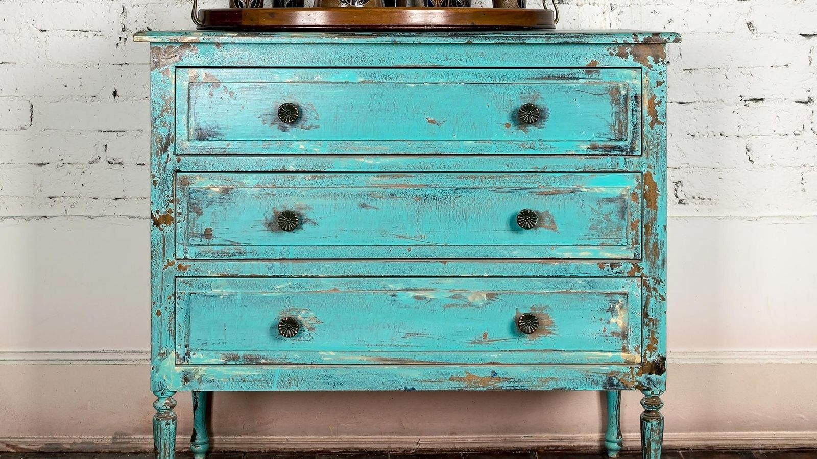 Dale un aspecto antiguo a un mueble moderno