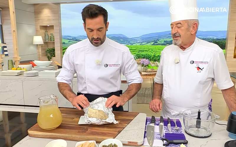 Joseba Arguiñano envuelve en papel aluminio la carne