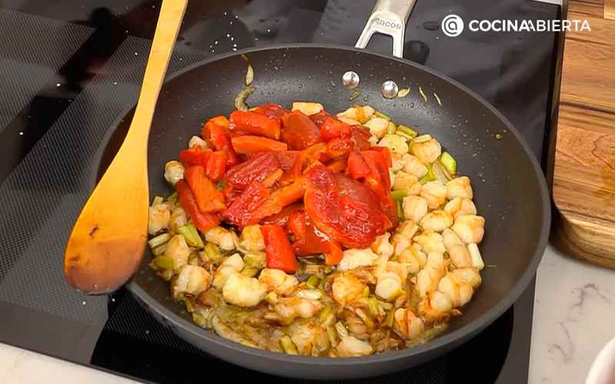Saltea los pimientos con los langostinos