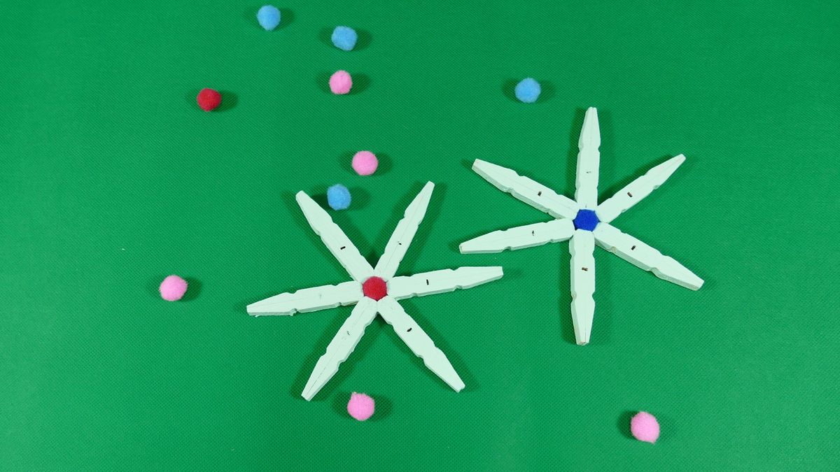 Estrellas de Navidad hechas con pinzas de madera.