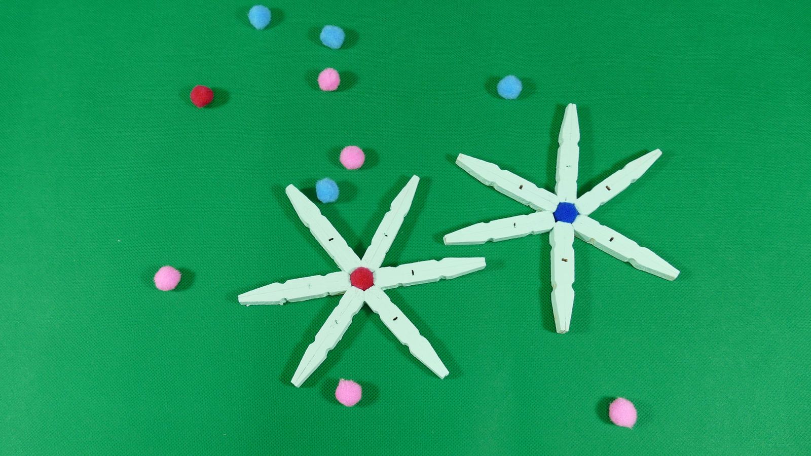 Estrellas de Navidad hechas con pinzas de madera.