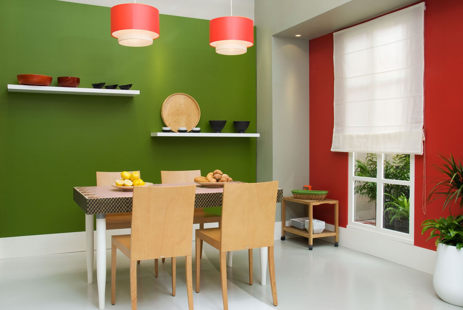 Mesa tradicional decorada con decoupage