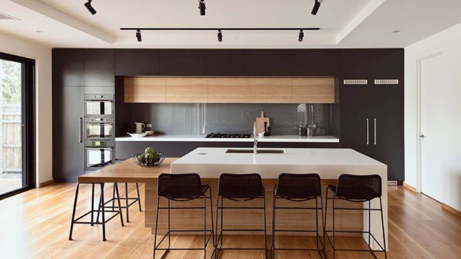 Cocina negra combinada con madera calidez, elegancia y modernidad 1