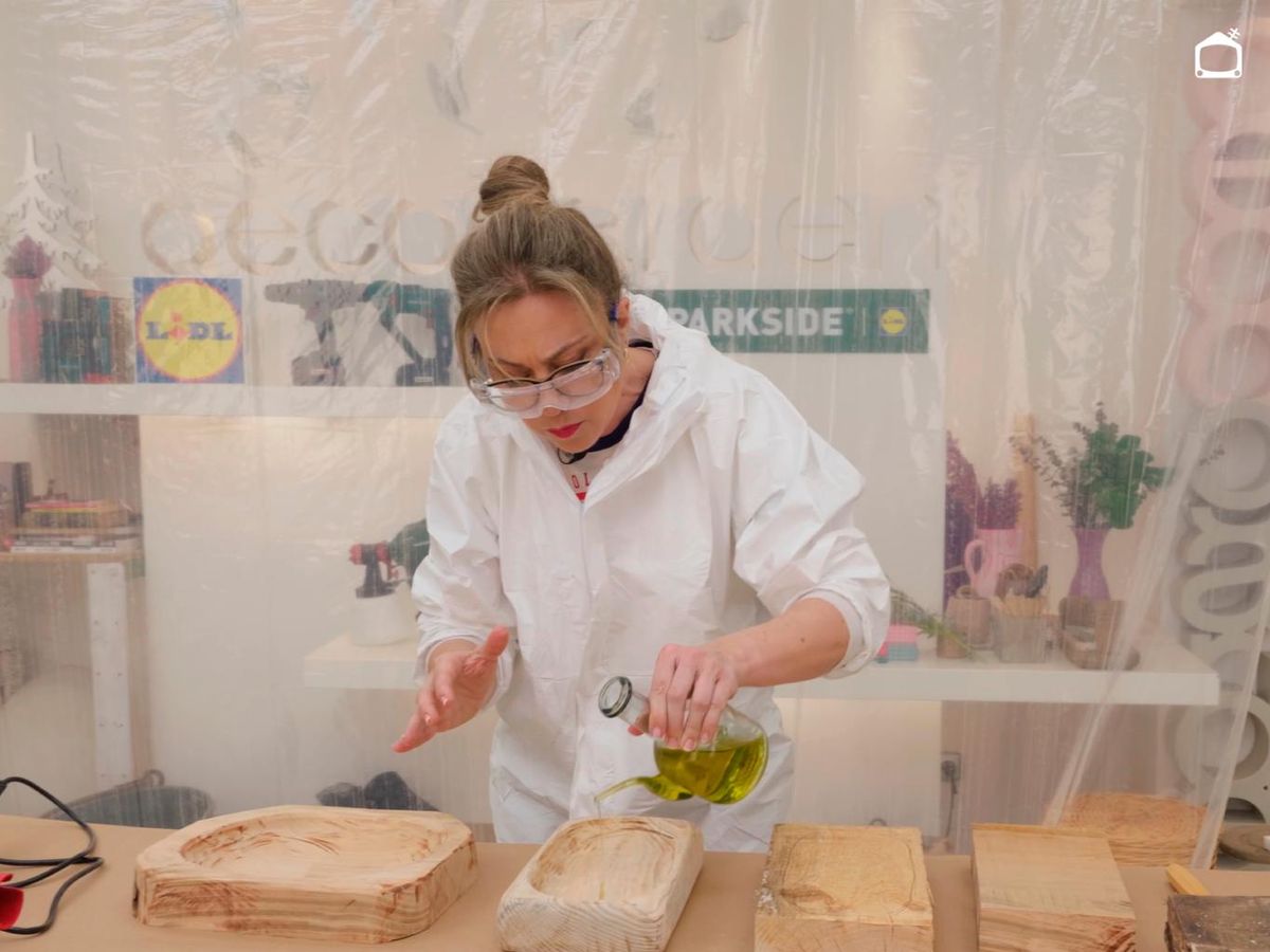 Hidratar y proteger la bandeja de madera con aceite de oliva.