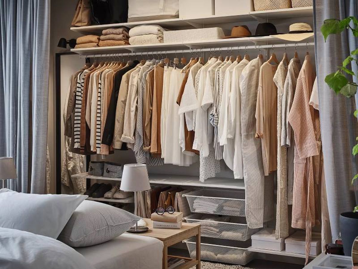 Armario del dormitorio ordenado por tipo de prenda y colores.