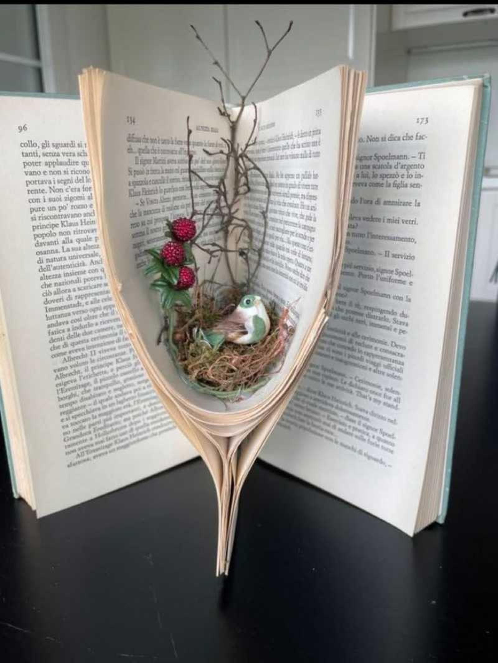 Adorno con nido de pájaro reutilizando un libro.
