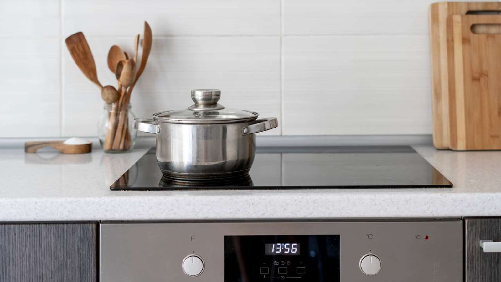 Cocina con una placa de inducción