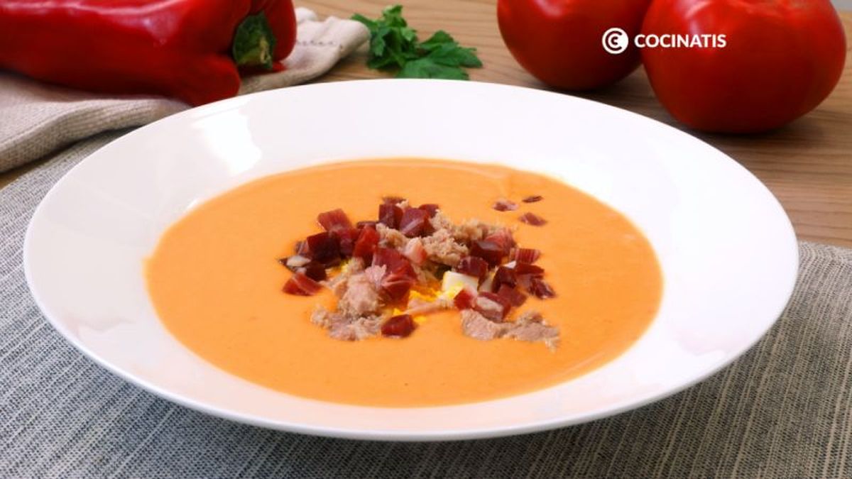 Porra antequerana con jamón serrano, atún y huevo duro