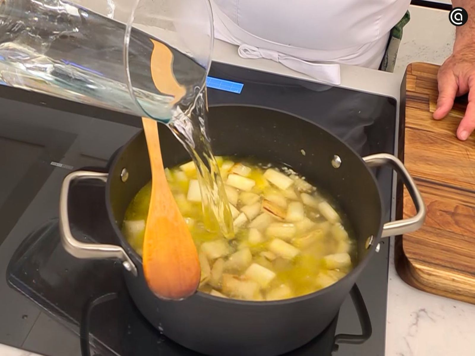 Añade arroz y agua