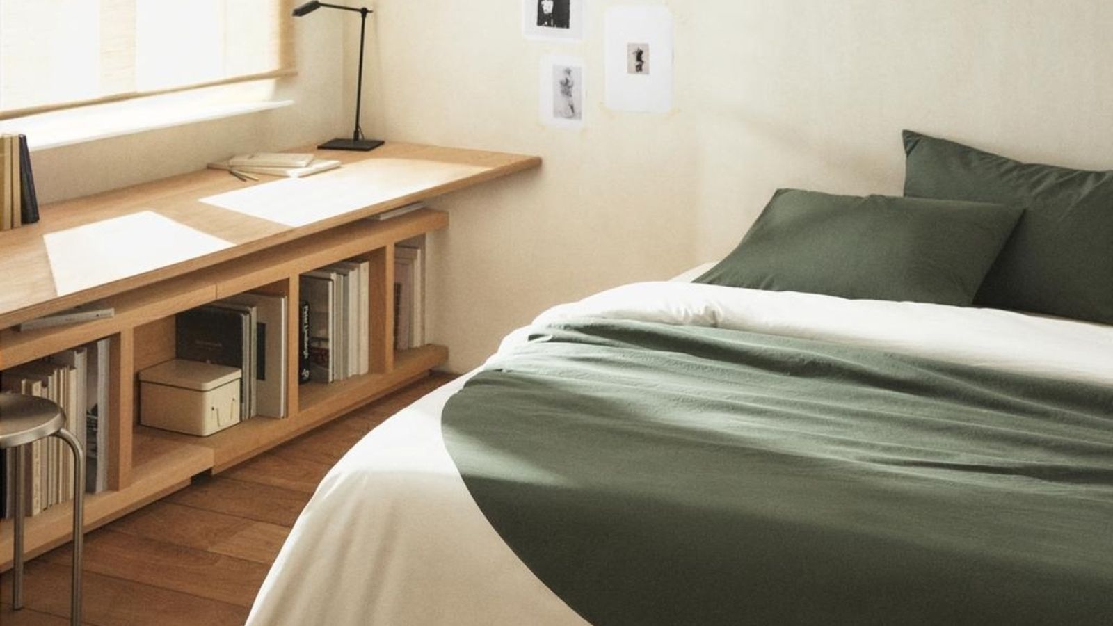 Dormitorio con colcha verde de la nueva decoración de otoño de Zara Home.