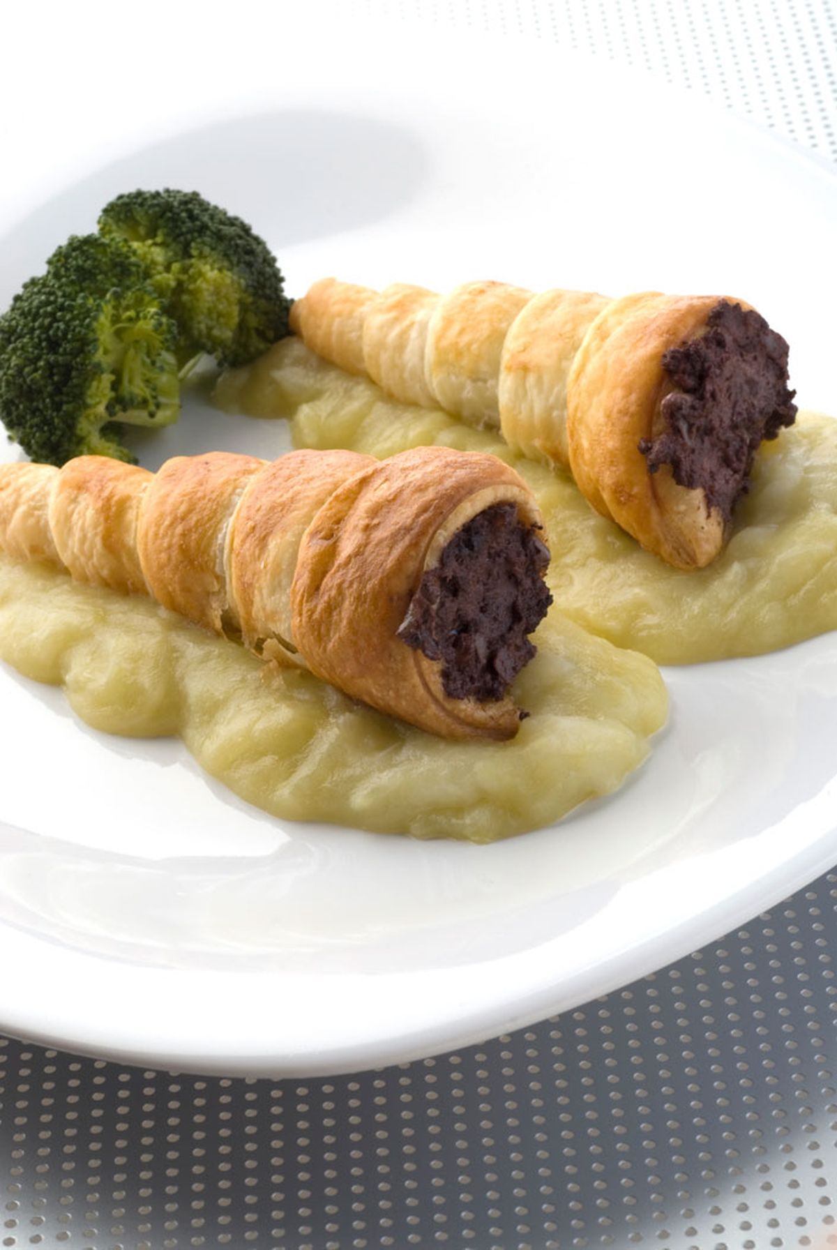 Canutillos de morcilla con crema de berza