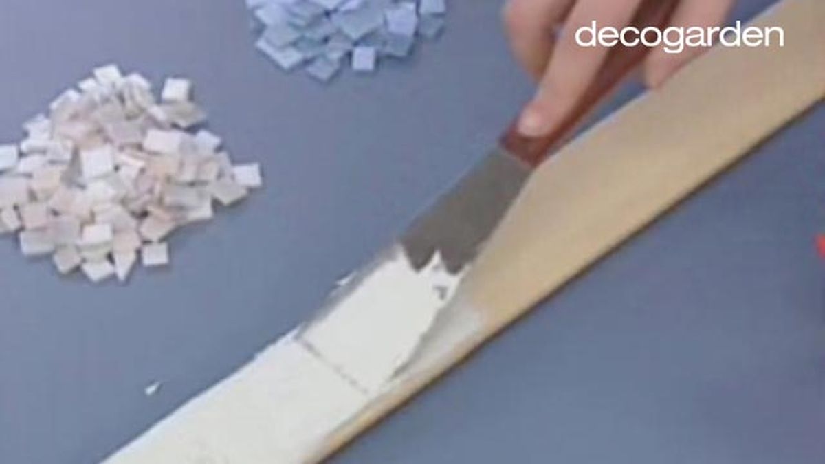 Hacer un marco con mosaico de vidrios paso 5