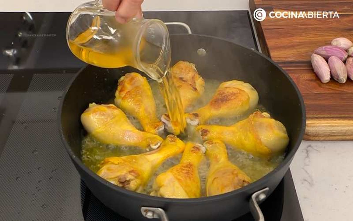 Vierte el vino y dale un hervor