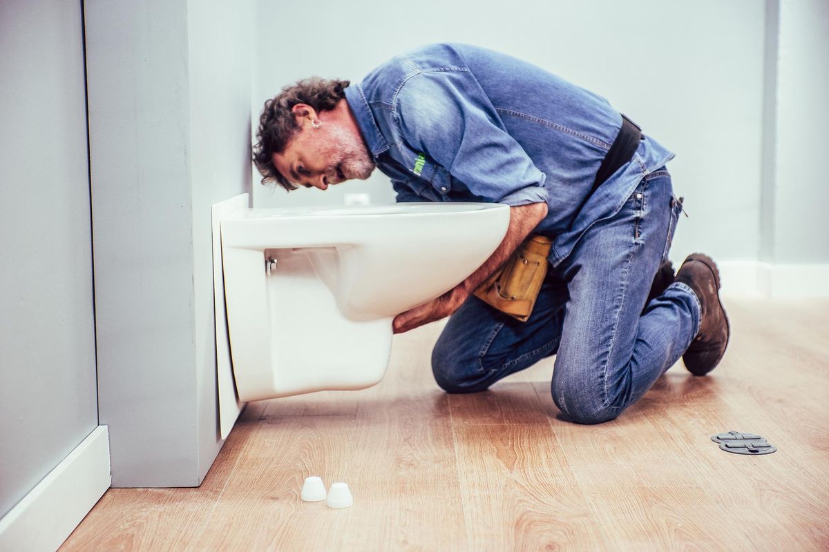 Cómo colocar un inodoro suspendido paso 11