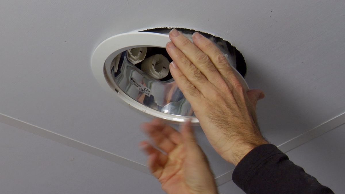 Cómo hacer agujeros en un falso techo paso 1