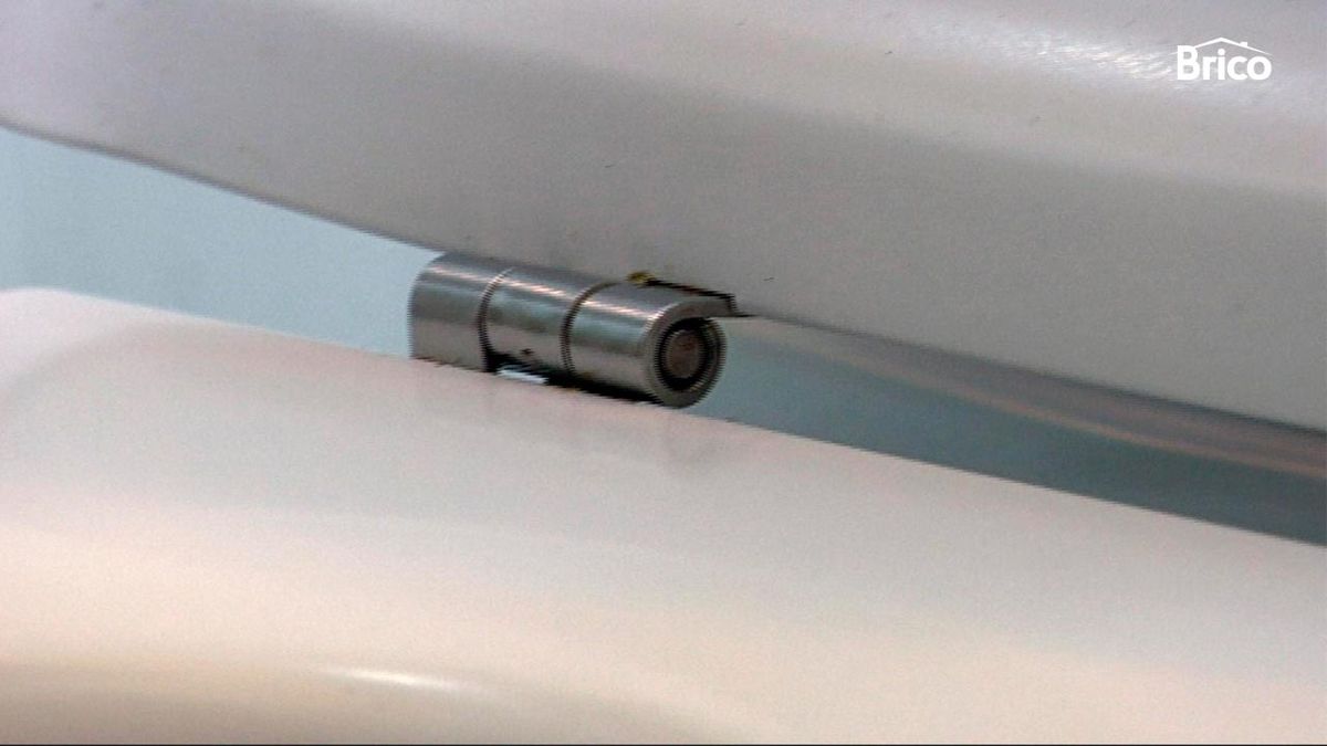 Sustituir bisagras de la tapa del wc paso 9