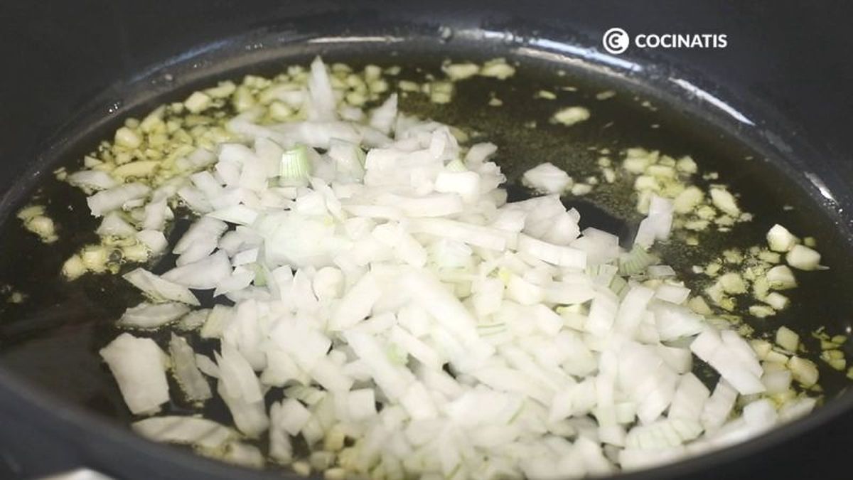 Doramos el ajo y la cebolla picados