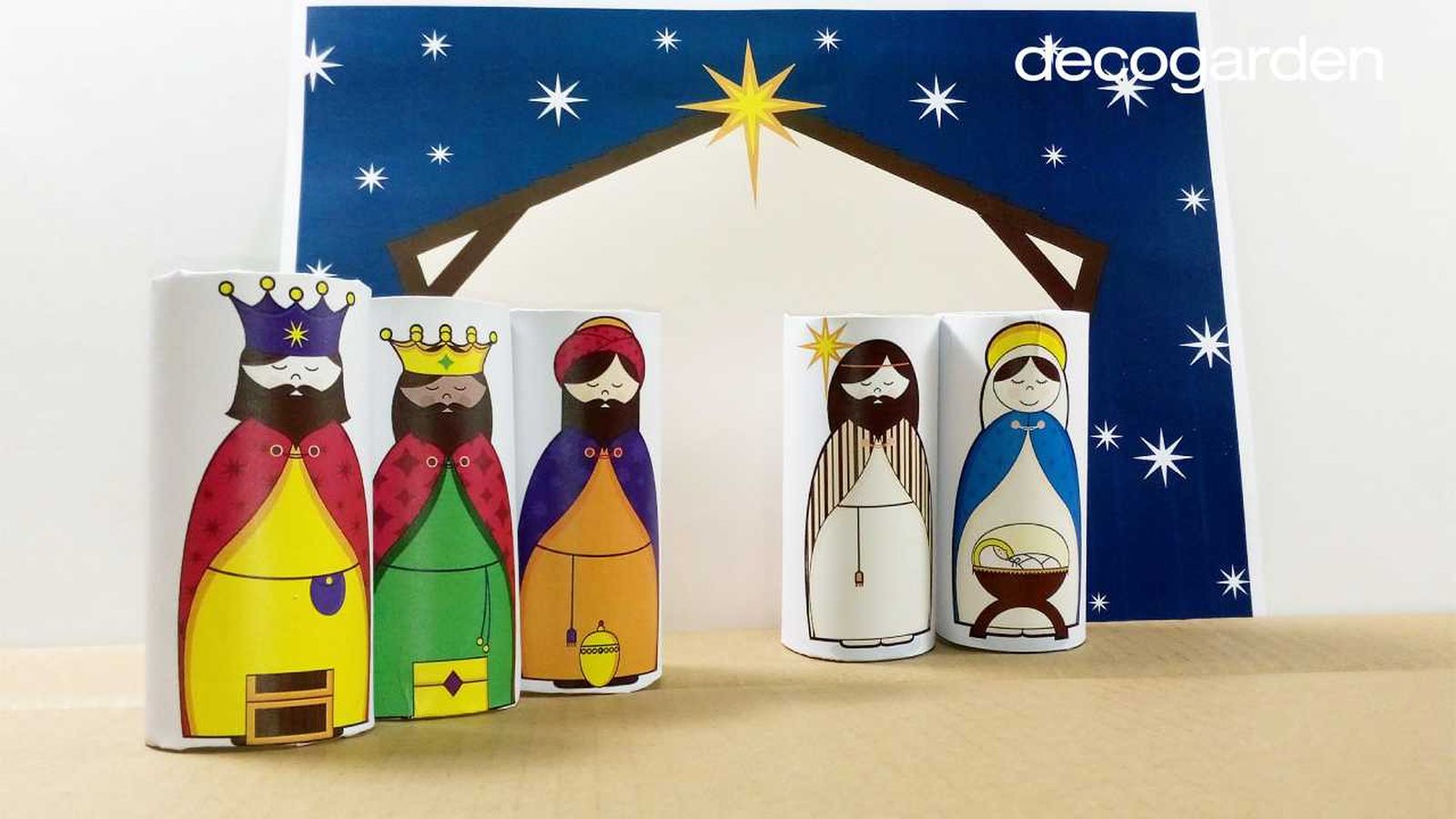 Belén navideño hecho con los rollos de cartón del papel higiénico.