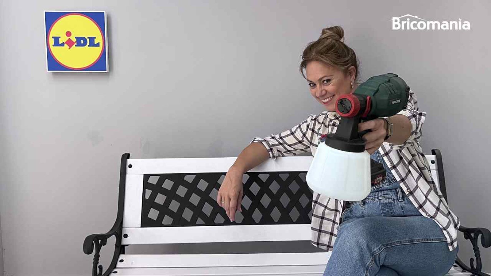 Yolanda Alzola con la pistola pulverizadora PARKSIDE