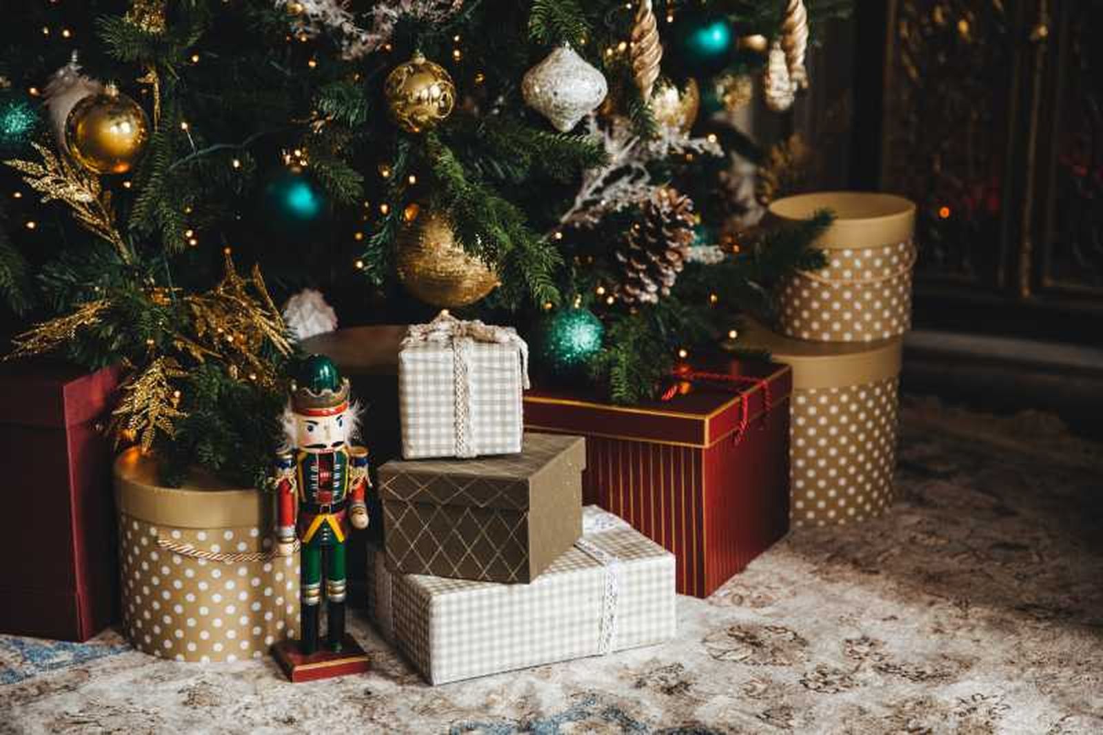 Puedes esconder los regalos de Navidad dentro del árbol