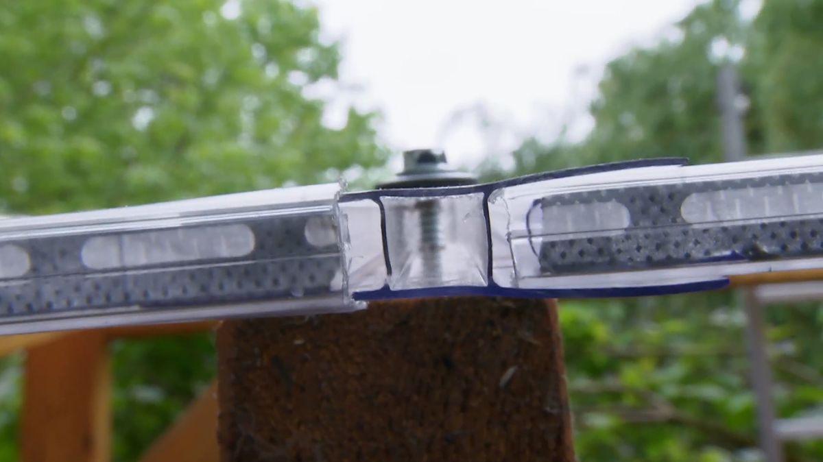 Instalar una cubierta de policarbonato celular paso 8