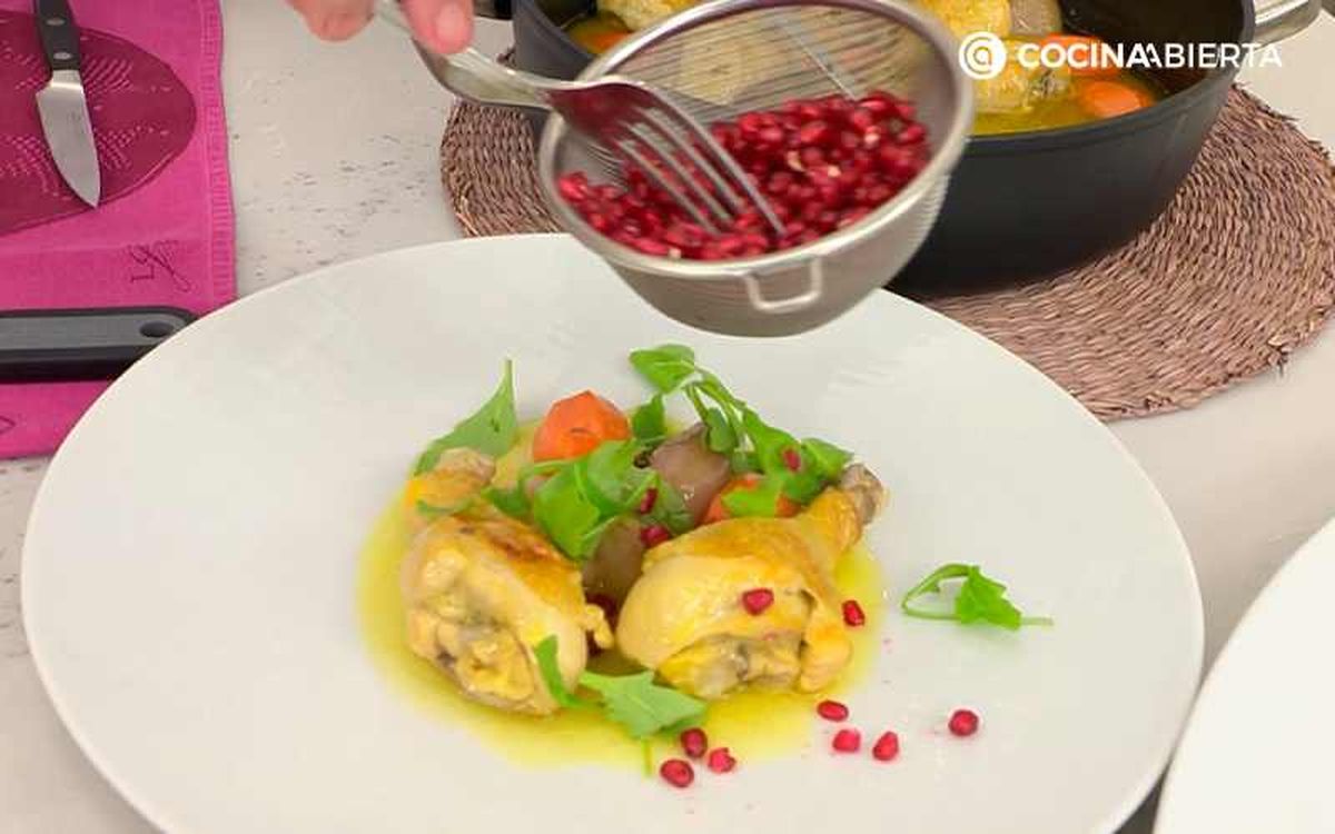 Sirve y decora los muslos en escabeche