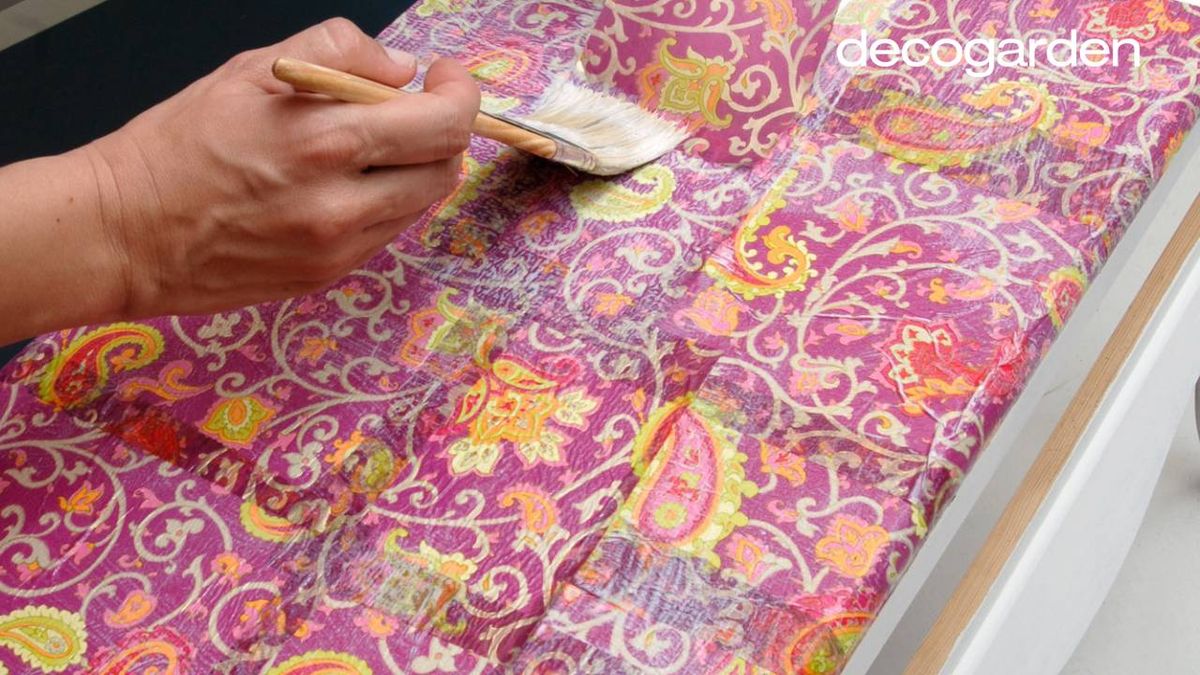 Técnica decoupage para renovar una mesa.