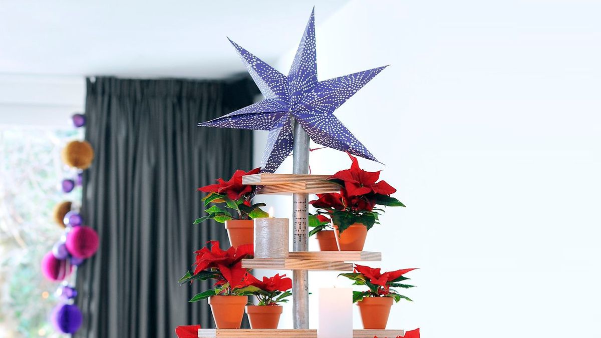 arbol de navidad de madera con flor de pascua