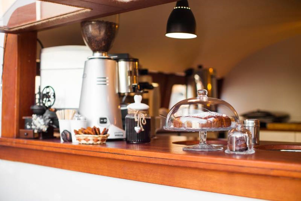 Rincón de café en casa con decoración acogedora.