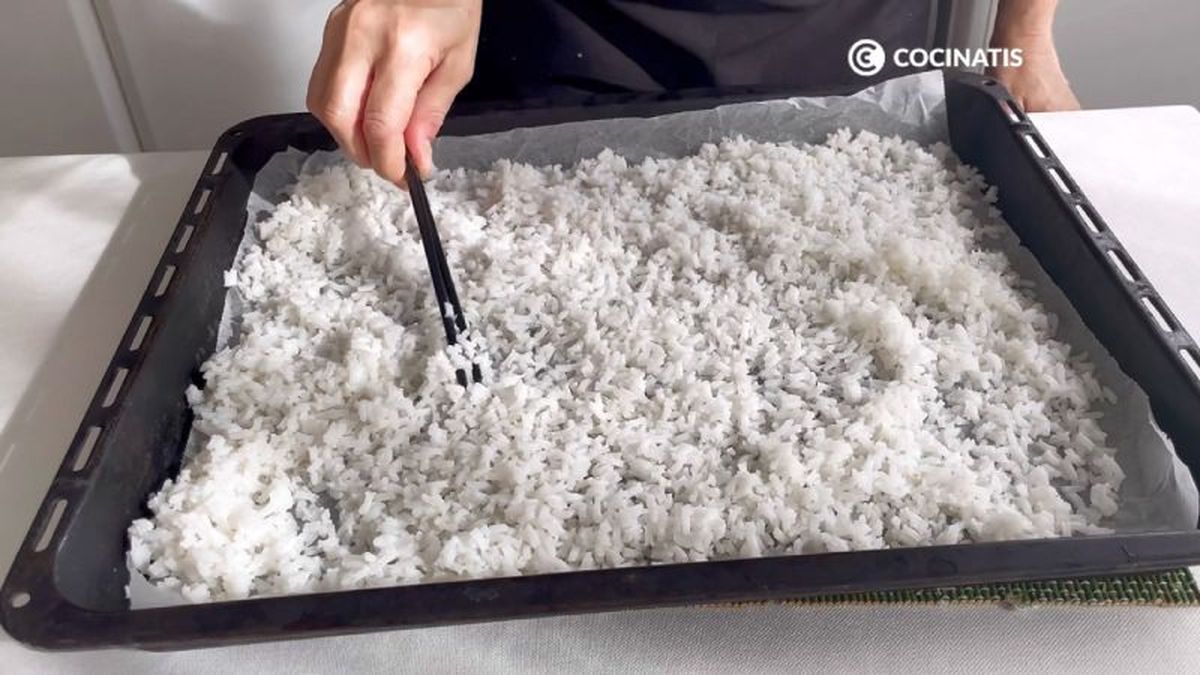 Extendemos el arroz cocido en una bandeja