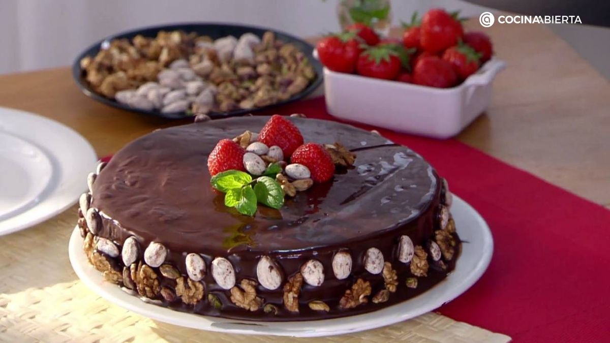 Aprende a preparar la clásica tarta de chocolate con esta sencilla receta de Eva Arguiñano