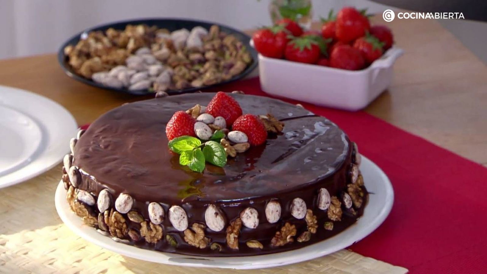 Aprende a preparar la clásica tarta de chocolate con esta sencilla receta de Eva Arguiñano