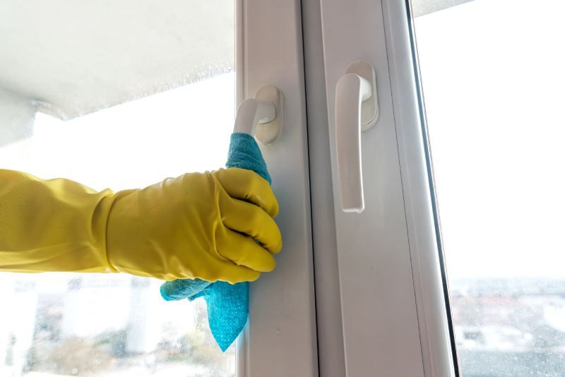 Utiliza agua y jabón suave para limpiar los perfiles de las ventanas