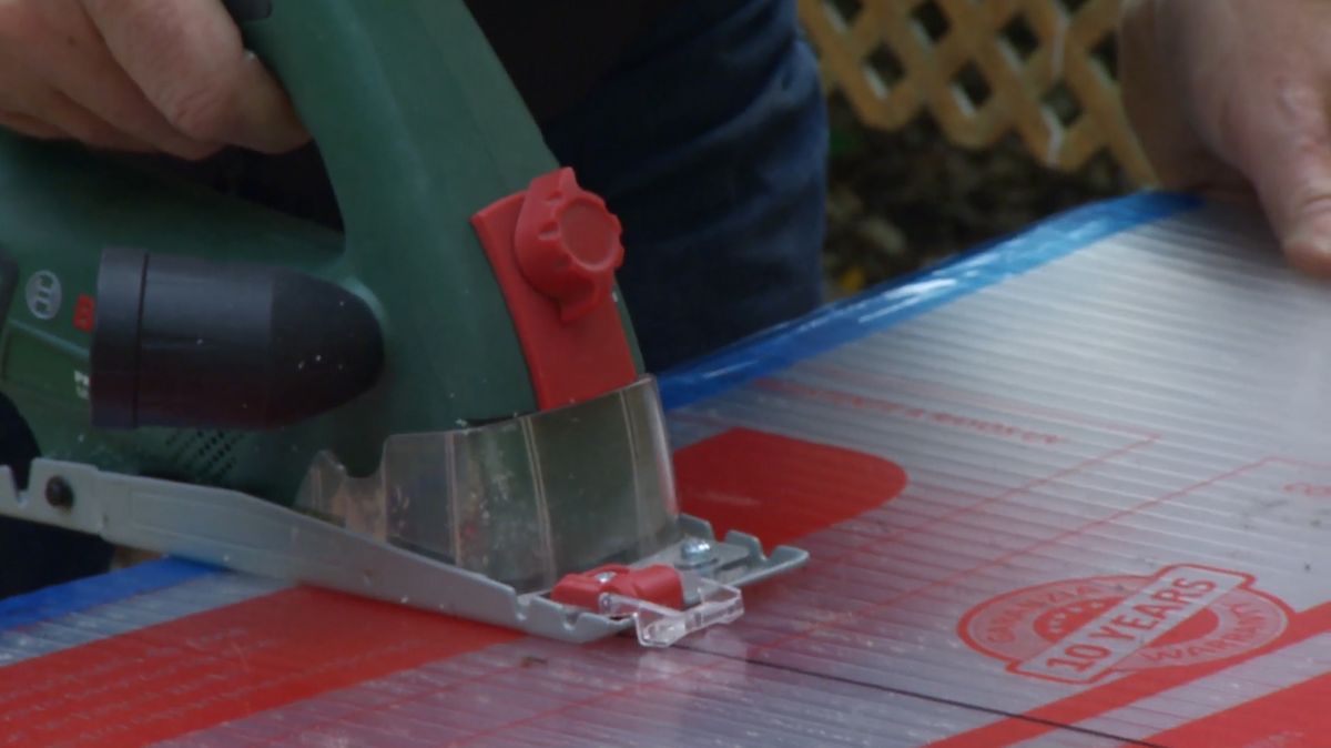 Instalar una cubierta de policarbonato celular paso 1