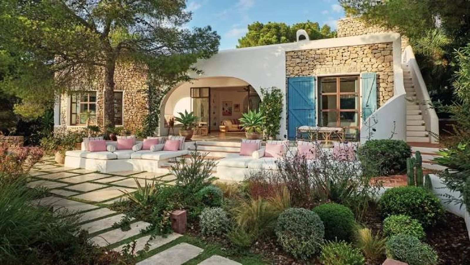 Exterior de la casa de estilo mediterráneo de Ibiza del arquitecto Amaro Sánchez de Moya.