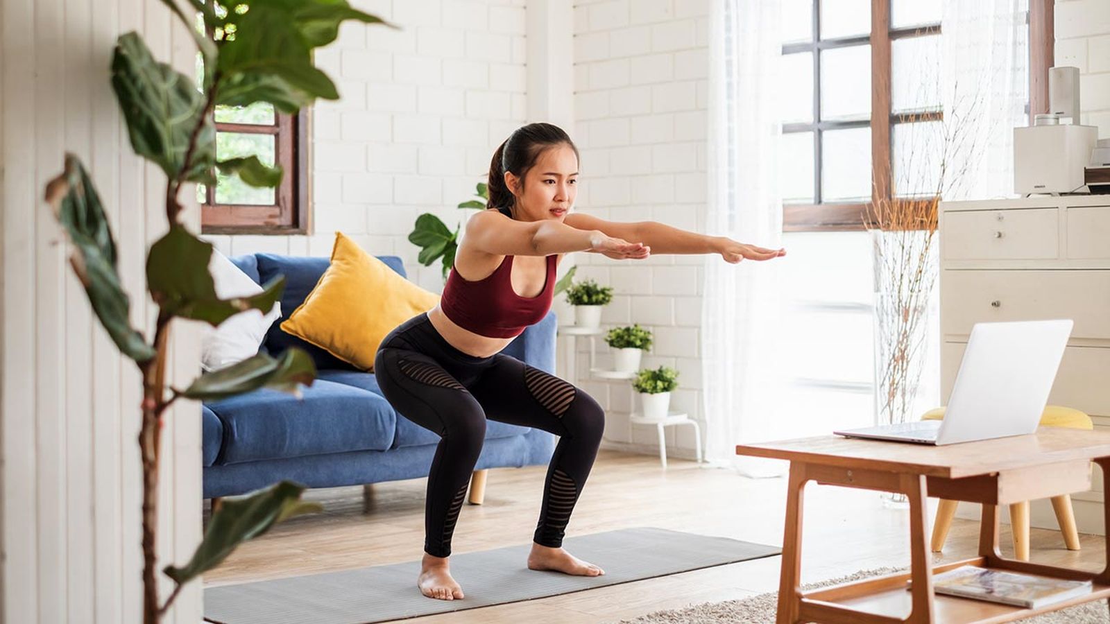 4 ejercicios para fortalecer los gluteos sin salir de casa sentadilla