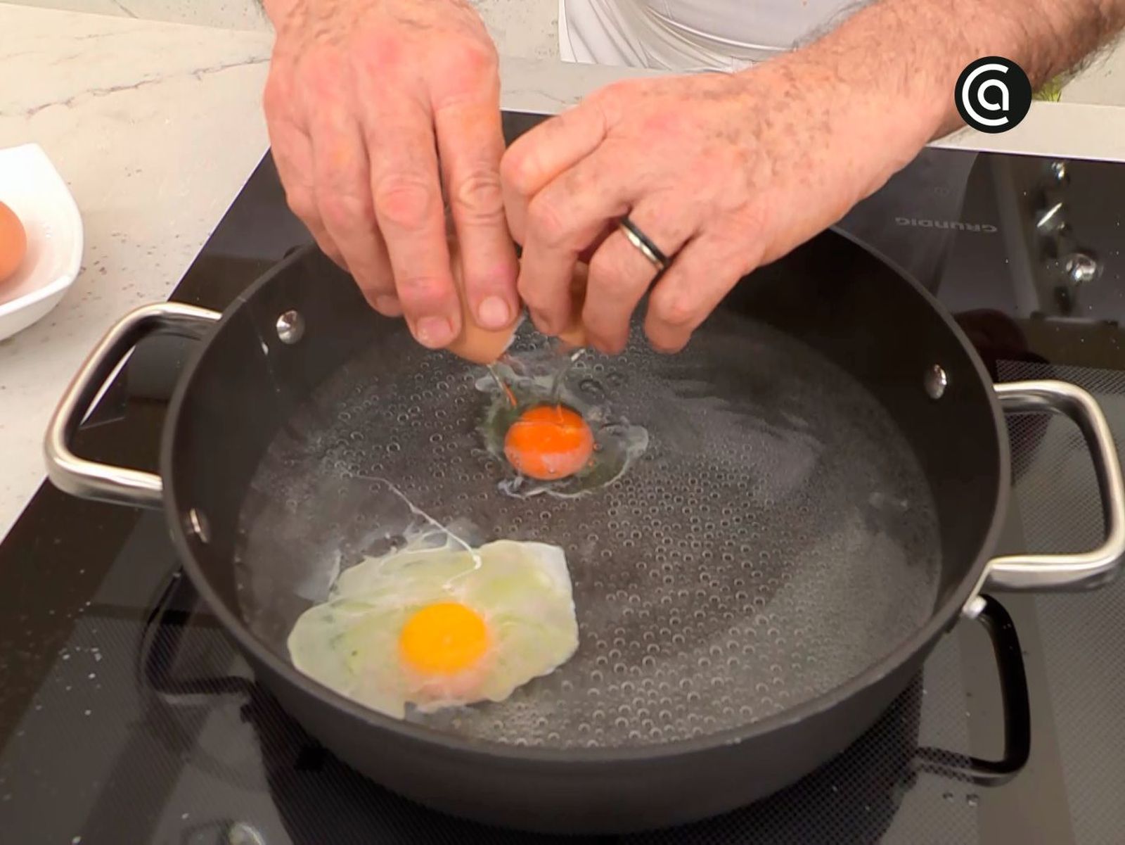 Cómo hacer huevos escalfados fácil como Karlos Arguiñano